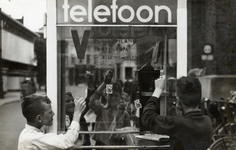 97481 Afbeelding van enkele kinderen die de, in het kader van de V-actie, op de telefooncel op de Neude te Utrecht ...
